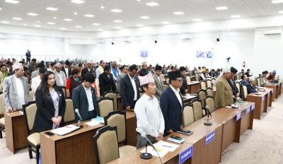  प्रतिनिधिसभाको बैठक सुरु हुने बित्तिकै विपक्षी दलका सांसदहरूको उठेर विरोध 